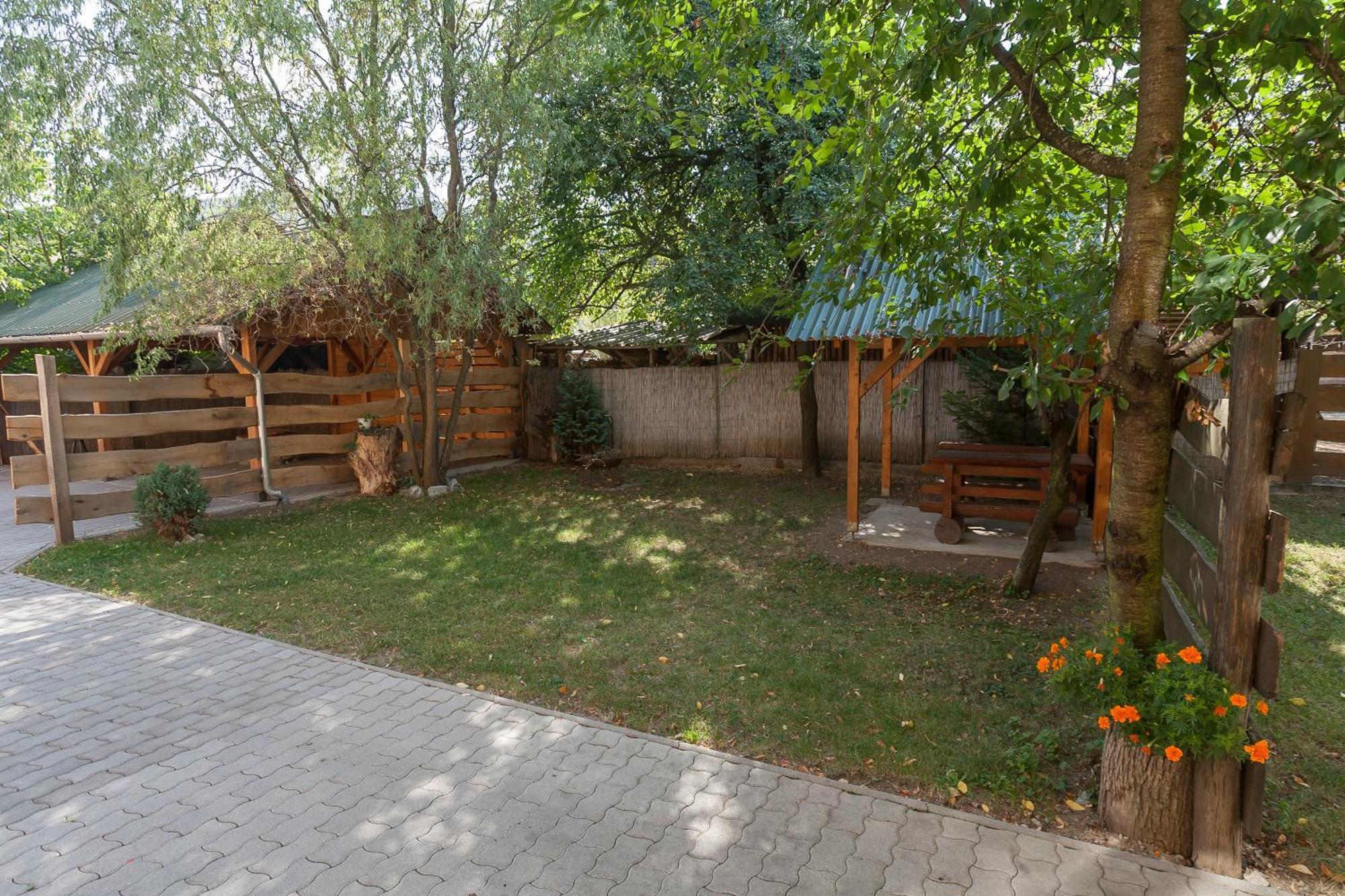 Paratlan Apartmanhaz Szilvásvárad Buitenkant foto